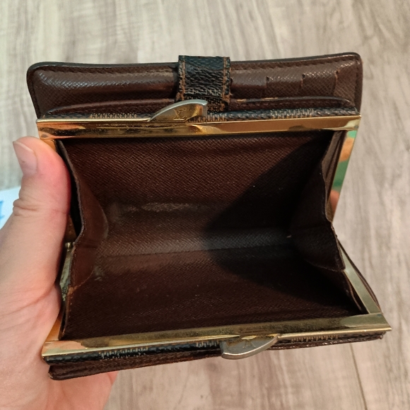 Louis Vuitton Damier Kiss-lock Wallet - Picture 9 of 13